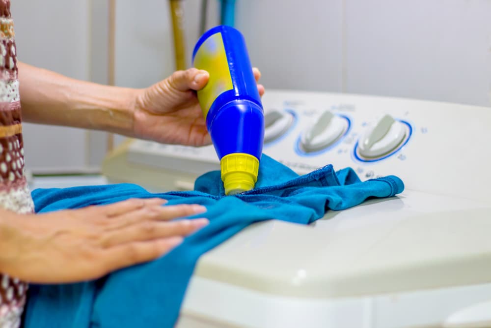 cleaning clothes using a cleaning solution